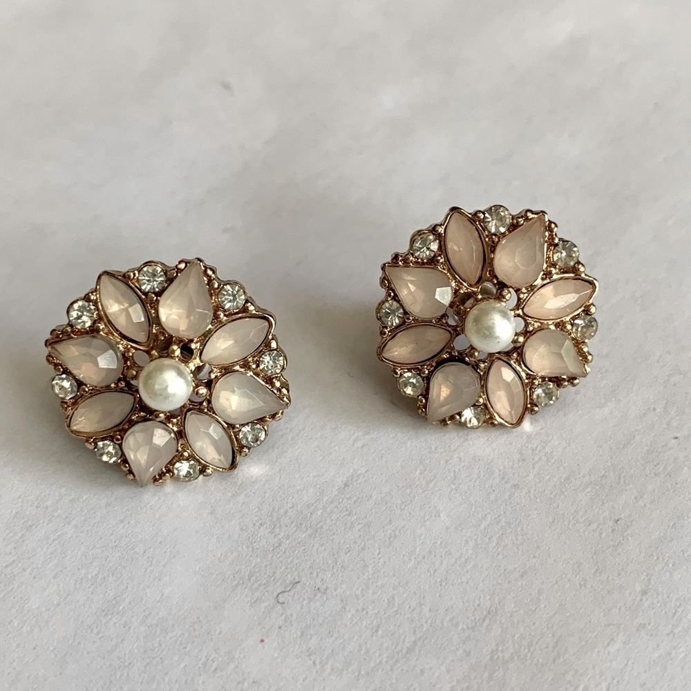 Light pink floral stud
